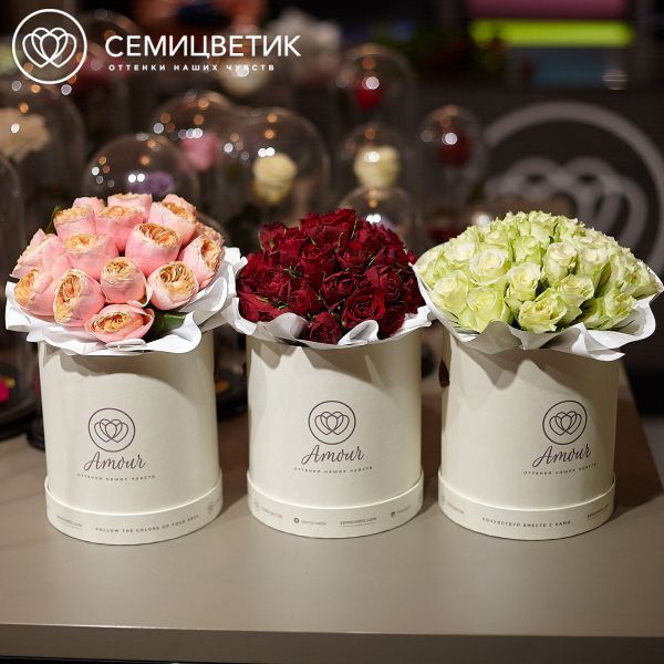 Букет в белой шляпной коробке Amour Mini из 35 красных роз (Кения)