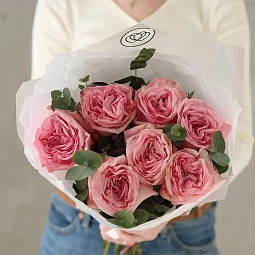 Букет из 7 пионовидных роз Pink Ohara (Эквадор) 50 см с эвкалиптом в прозрачной пленке