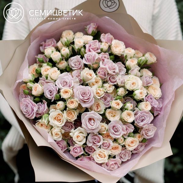 Букет из 25 кустовых кремовых и сиреневых роз 40 см (Кения)