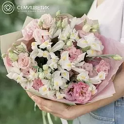 Букет из 15 белых ирисов и 7 розовых лизиантусов