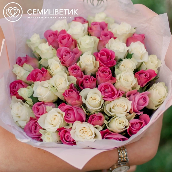 Букет из 51 белой и розовой розы 35-40 см (Кения) в кремовой пленке