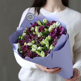 Букет из 25 альстромерий в белых и фиолетовых тонах в сиреневой пленке