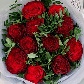 Букет из 11 красных пионовидных роз Hearts 40 см с фисташкой