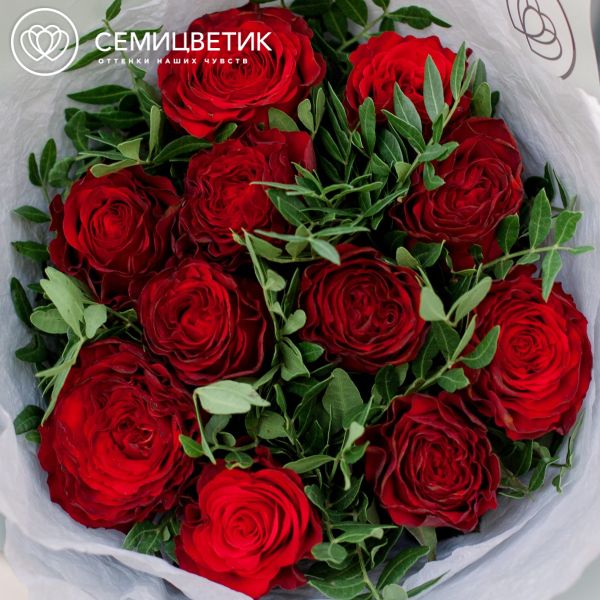 Букет из 11 красных пионовидных роз Hearts 40 см с фисташкой