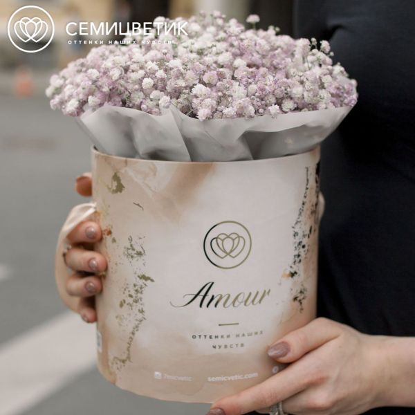 Букет в бежевой шляпной коробке Amour Mini из 7 сиреневых гипсофил