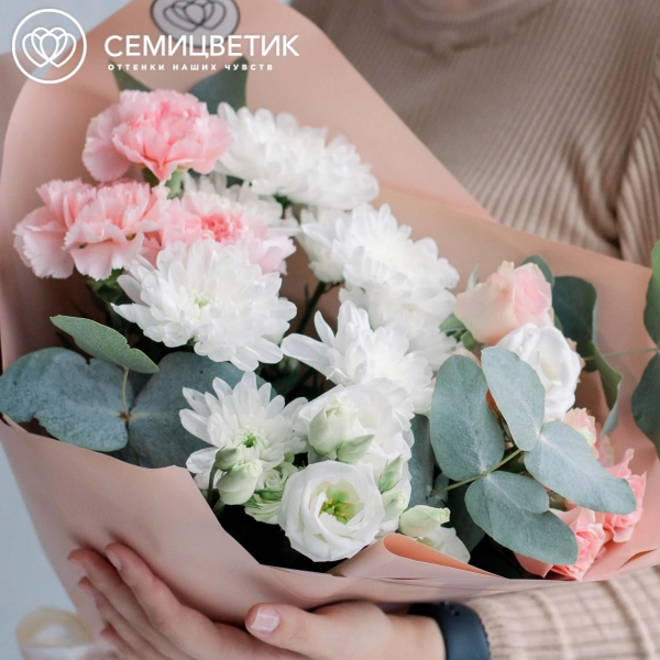 Букет из хризантемы, гвоздики и кустовой розы в кремовой пленке
