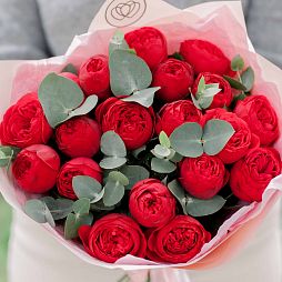 19 красных одноголовых пионовидных роз Red Piano с эвкалиптом