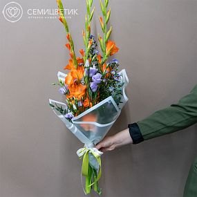 Букет из гладиолусов, лизиантуса и астры в дизайнерской упаковке