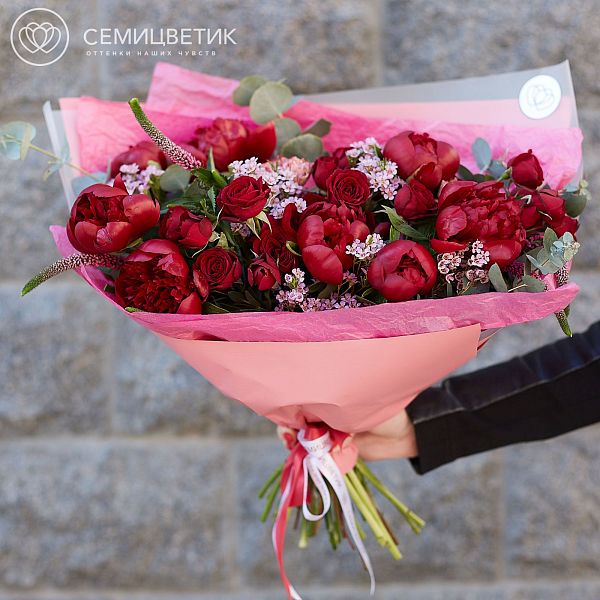 Бордовый букет с пионами "М" в упаковке