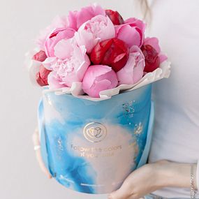 Букет в голубой шляпной коробке Amour Mini из 21 пиона микс Standart Plus