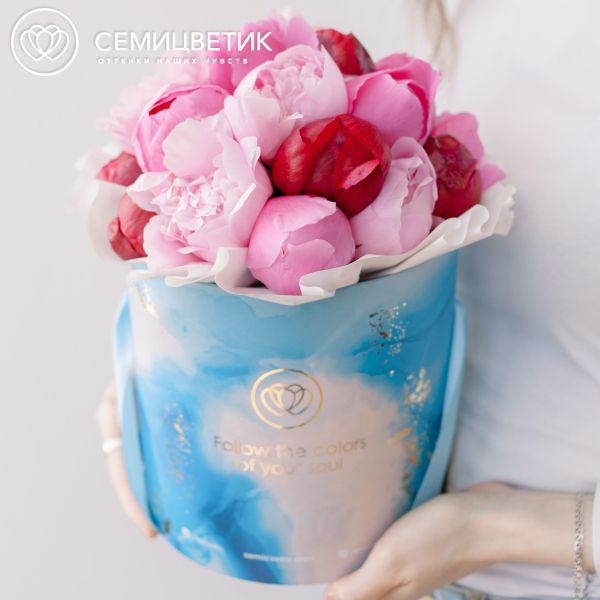 Букет в голубой шляпной коробке Amour Mini из 21 пиона микс Standart Plus