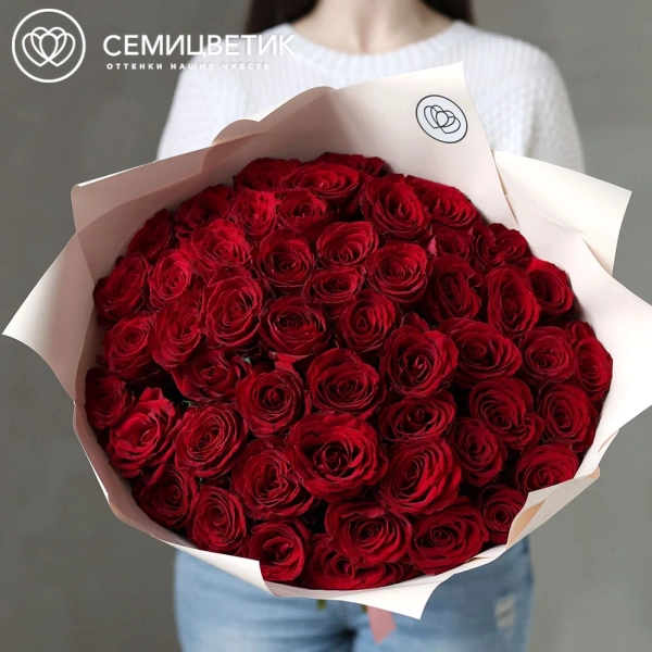 Букет из 51 красной розы Ever Red 50 см (Кения) в кремовой упаковке