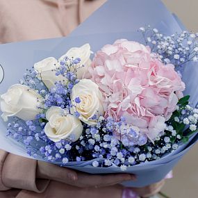 Букет из розовой гортензии и розы с сиреневой гипсофилой в сиреневой пленке