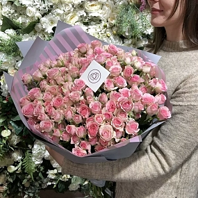 Букет из 51 розовой кустовой розы 40 см (Кения) в сиреневой пленке