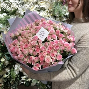 Букет из 51 розовой кустовой розы 40 см (Кения) в сиреневой пленке