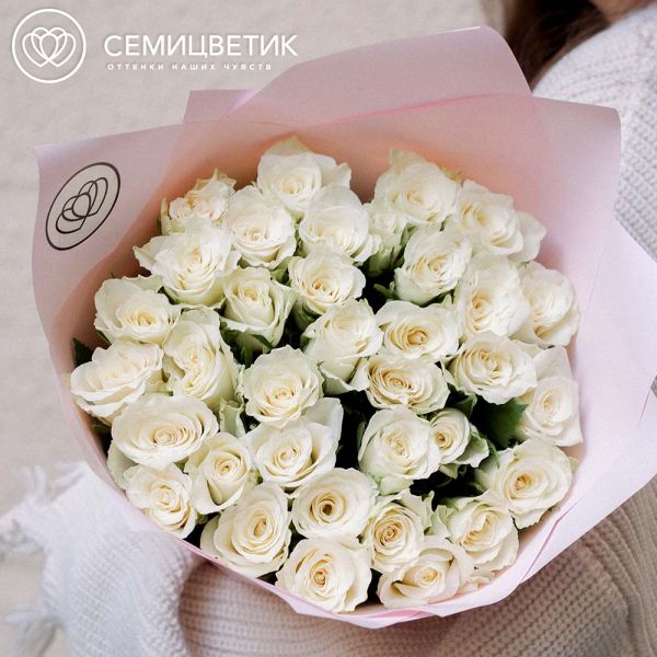 Букет из 35 белых роз 40 см (Кения) в розовой пленке