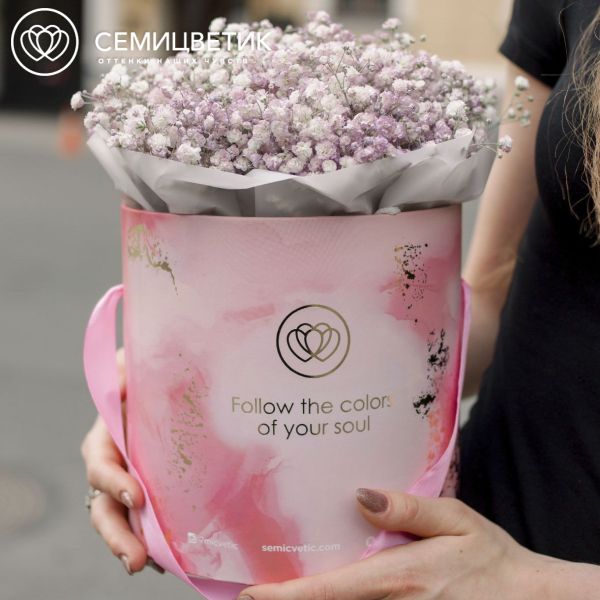 Букет в розовой шляпной коробке Amour Mini из сиреневой гипсофилы