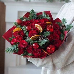 Букет из 25 красных роз (Кения) с елью, шишками и апельсинами в упаковке
