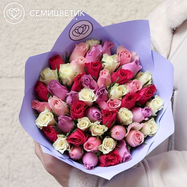 Букет из 51 розы 35 см микс (Кения) в сиреневой пленке
