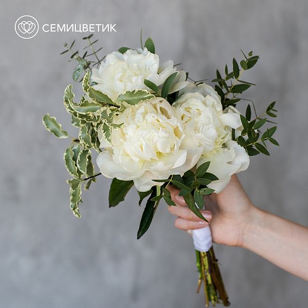 Свадебный букет из пионов, питтоспорума и эвкалипта
