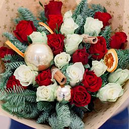 Букет из 25 красных и белых роз 40 см (Кения) с елью, корицей и апельсином в крафте