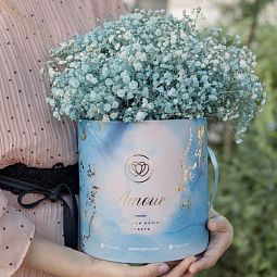 Букет в голубой шляпной коробке Amour Mini из 9 голубых гипсофил