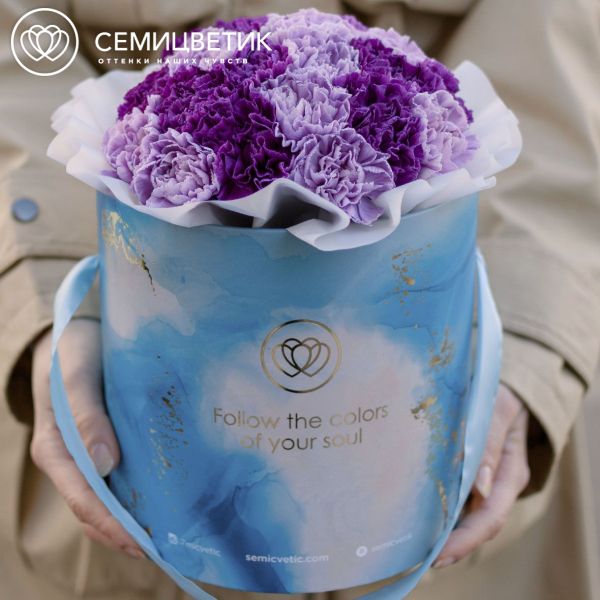 Букет в голубой шляпной коробке Amour Mini из 35 сиреневых (лунных) гвоздик