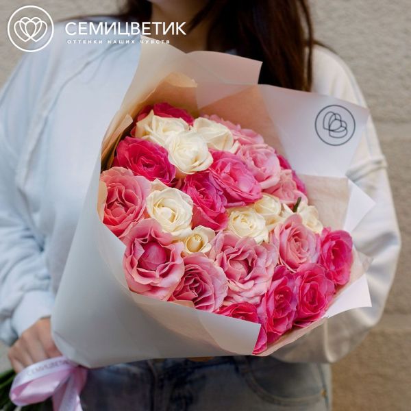 Букет из 25 розовой, нежно-розовой и белой розы 60 см (Россия)