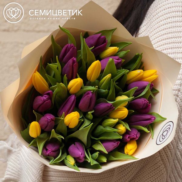 Букет из 35 желтых и фиолетовых тюльпанов