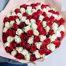 Букет из 101 красной и белой розы 40 см (Кения)