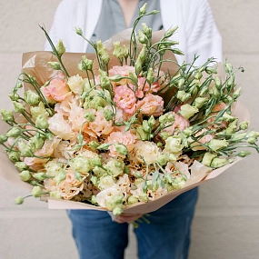 Букет из 25 розовых махровых лизиантусов в кремовой пленке