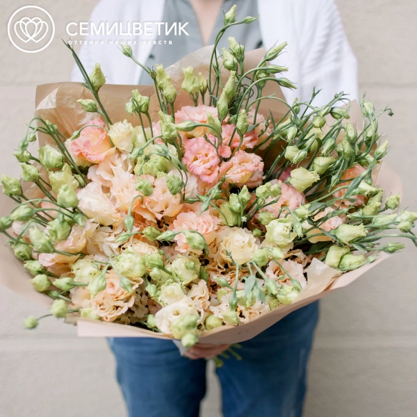 Букет из 25 розовых махровых лизиантусов в кремовой пленке