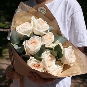 Букет из 9 белых пионовидных роз White O'Hara 40 см с эвкалиптом