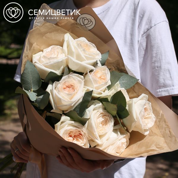 Букет из 9 белых пионовидных роз White O'Hara 40 см с эвкалиптом