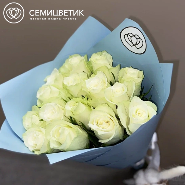 Букет из 15 белых роз 40 см (Кения) в голубой пленке