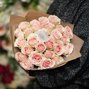 Букет из 25 нежно-розовых роз Pink Mondial 50 см (Эквадор)