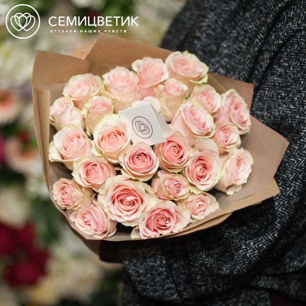 Букет из 25 нежно-розовых роз Pink Mondial 50 см (Эквадор)