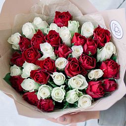 Букет из 41 красной и белой розы 40 см (Кения)