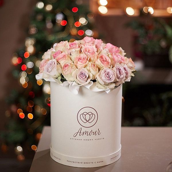 Букет в белой шляпной коробке Amour из 45 роз микс (Кения) Premium