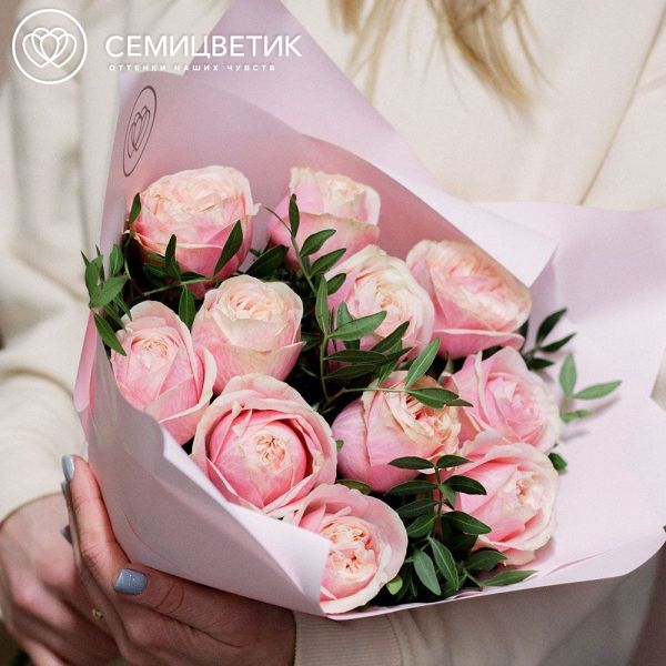 Букет из 11 нежно-розовых пионовидных роз Swan Grace 40 см с фисташкой в розовой пленке