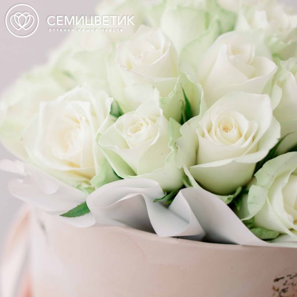 Букет в бежевой шляпной коробке Amour Mini из 31 белой розы (Кения)