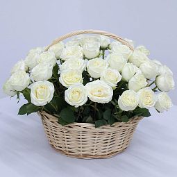 Композиция из 51 белой пионовидной розы Titanium в корзине