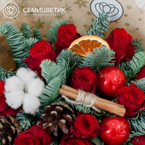 Букет из 15 красных роз 40 см (Кения) с елью, корицей и шишками в крафте