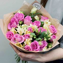 Букет из 15 розовых роз 40 см (Кения) и 7 кремовых альстромерий