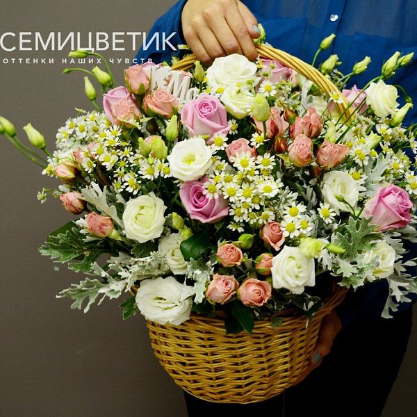 Композиция из розы, лизиантуса и матрикарии с зеленью в корзине