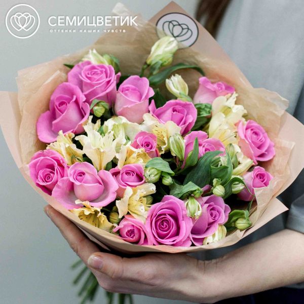 Букет из 15 розовых роз 30 см (Кения) и 7 кремовых альстромерий