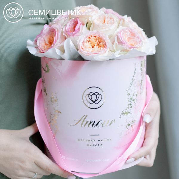 Букет в розовой шляпной коробке Amour Mini из 21 персиковой пионовидной розы Flash Back
