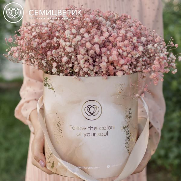 Букет в бежевой шляпной коробке Amour Mini из 9 персиковых гипсофил