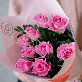 Букет из 9 розовых роз 40 см (Кения) с фисташкой