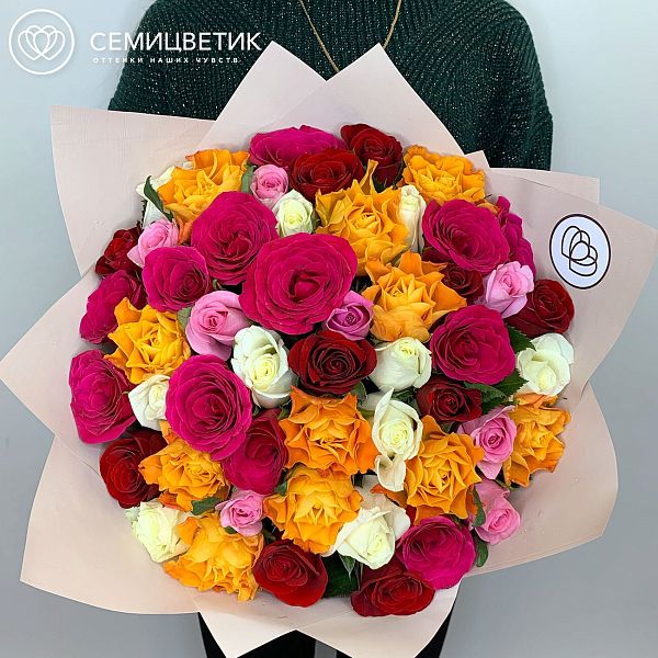 Букет из 51 розы 35-40 см микс (Кения) в кремовой пленке